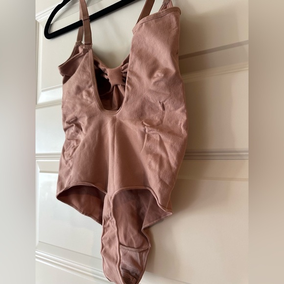 SKIMS Seamless Sculpted Thong Bodysuit w/ low back in Dark Nude - Picture 7 of 7
